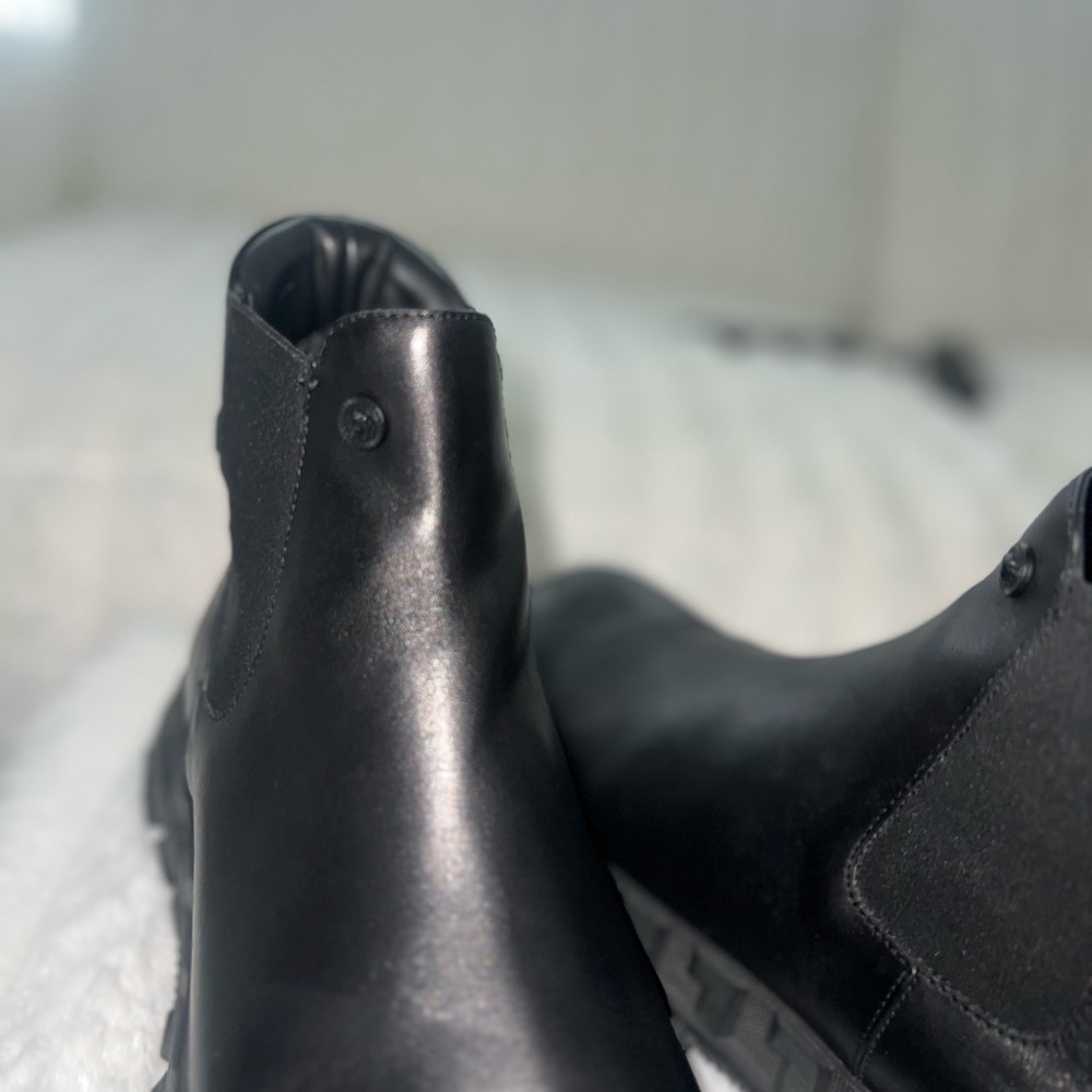 Stylish Versace Black Leather Boots - Picture 6 of 8